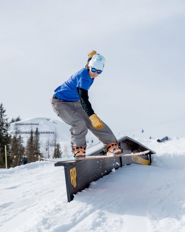 Bataleon-Feelbetter_2025-Bataleon-Snowboards_-product-image-2025-women_s-snowboards-5_1a653885-ceba-4f75-9f69-f5914c30f665.jpg