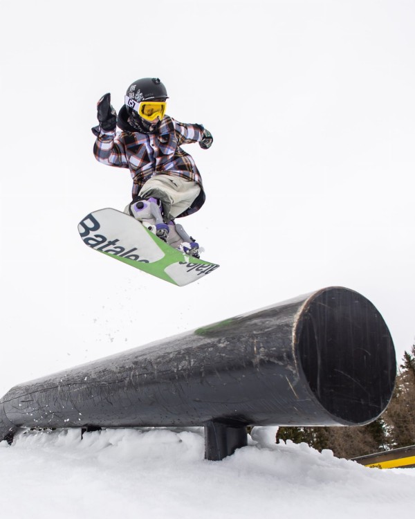 Bataleon-Evil-Teen_2025-Bataleon-Snowboards_-product-image-2025-kids-snowboard-5_75ab9d61-ea82-4399-bfba-01ea195c3ab3.jpg