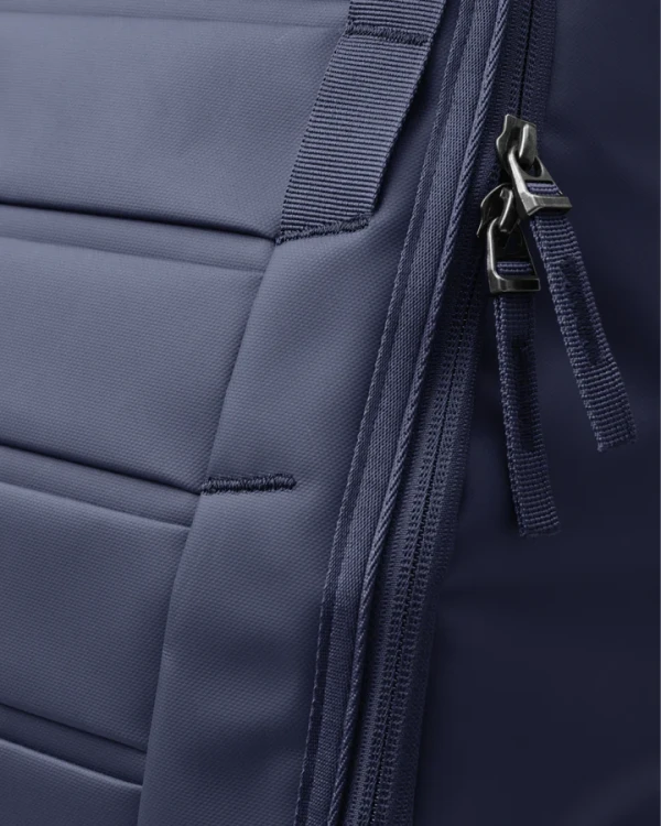 Hugger_30L_Blue_hour_Material.1.png