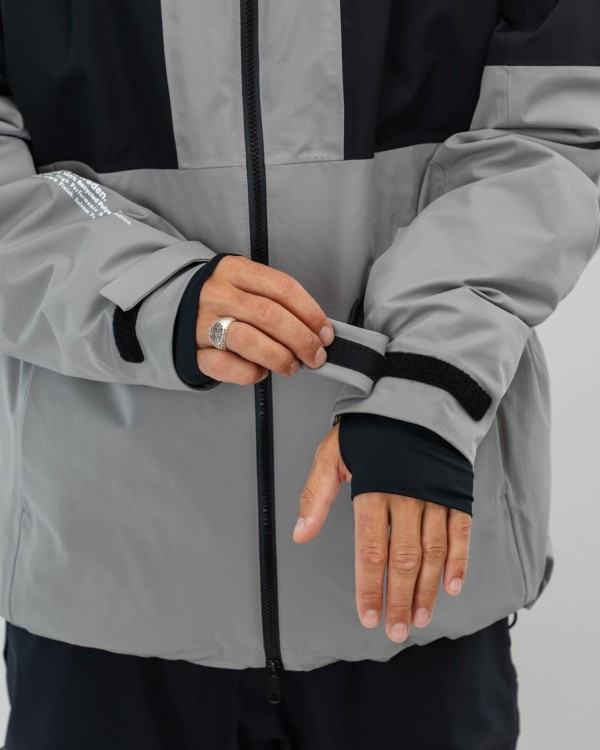 593_aa4f69caa0-bmaw25-fullzip-grey-hand-ulrik-web-2400.jpg