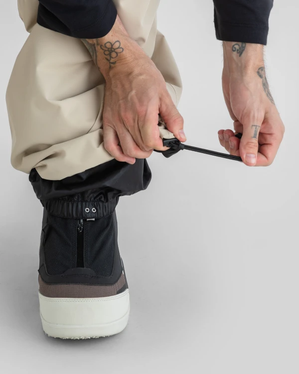 BMAW26-park-pants-beige-strap-Kevin-web.jpg