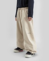 BMAW26-park-pants-beige-45-Kevin-web.jpg